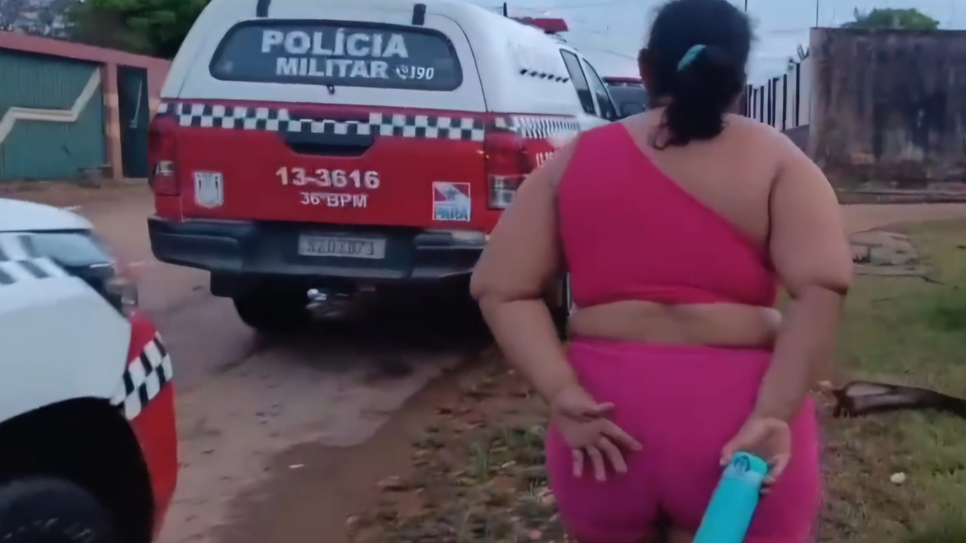 De acordo com a polícia, a suspeita apresentou comportamento nervoso e tentou esconder as mãos ao perceber a presença da equipe.