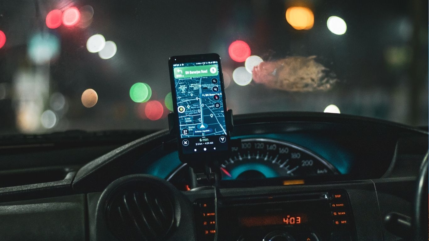 O GPS, ou Sistema de Posicionamento Global, é uma inovação tecnológica que utiliza uma constelação de satélites posicionados em órbita terrestre para fornecer informações precisas sobre localização e tempo para qualquer receptor compatível.