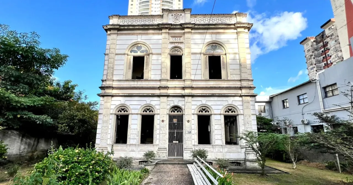 O Palacete Amyntas de Lemos, em Belém: mais de um século de história e memória em meio ao concreto da Avenida Almirante Barroso. O casarão agora está à venda, mas segue encantando quem passa
