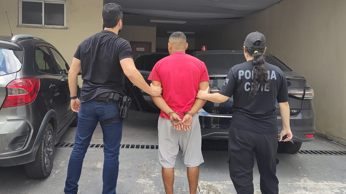 O suspeito foi preso e conduzido para a delegacia após a filha denunciar os abusos.