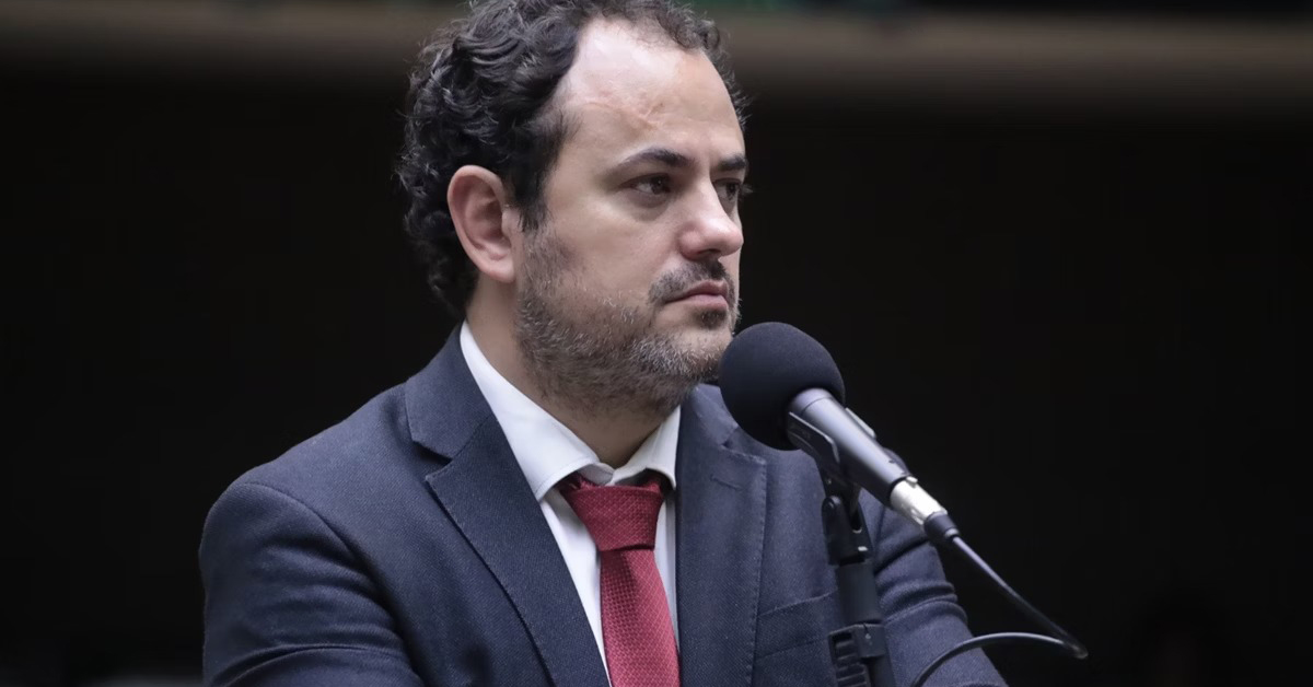 Glauber virou alvo por agredir um manifestante na Casa.
