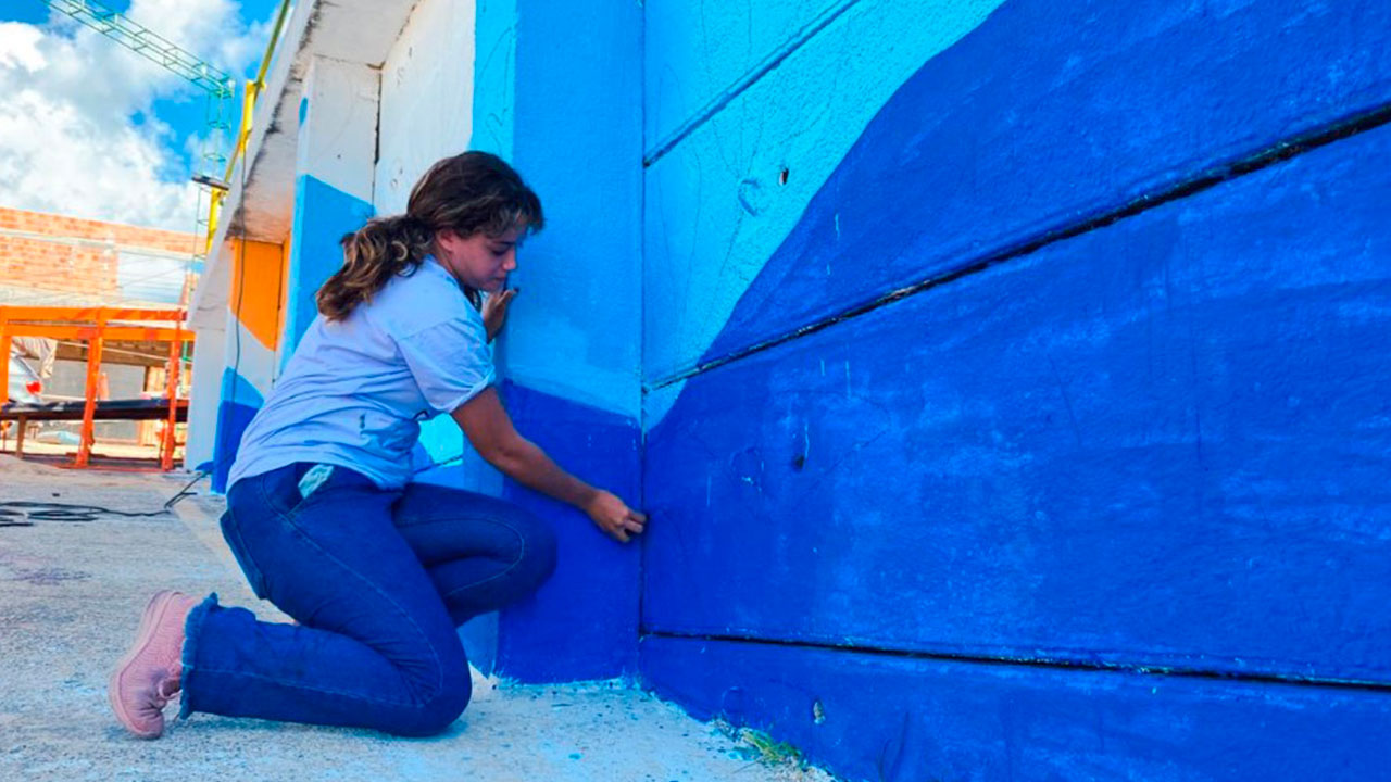 A orla de Marabá está ficando com novas paisagens com a arte da artista marabaense Ghennitty Ferro