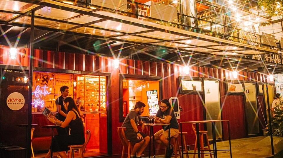 Com reutilização de contêineres e foco em práticas ecológicas, a Vila Container se destaca como referência gastronômica, cultural e ambiental na capital paraense.