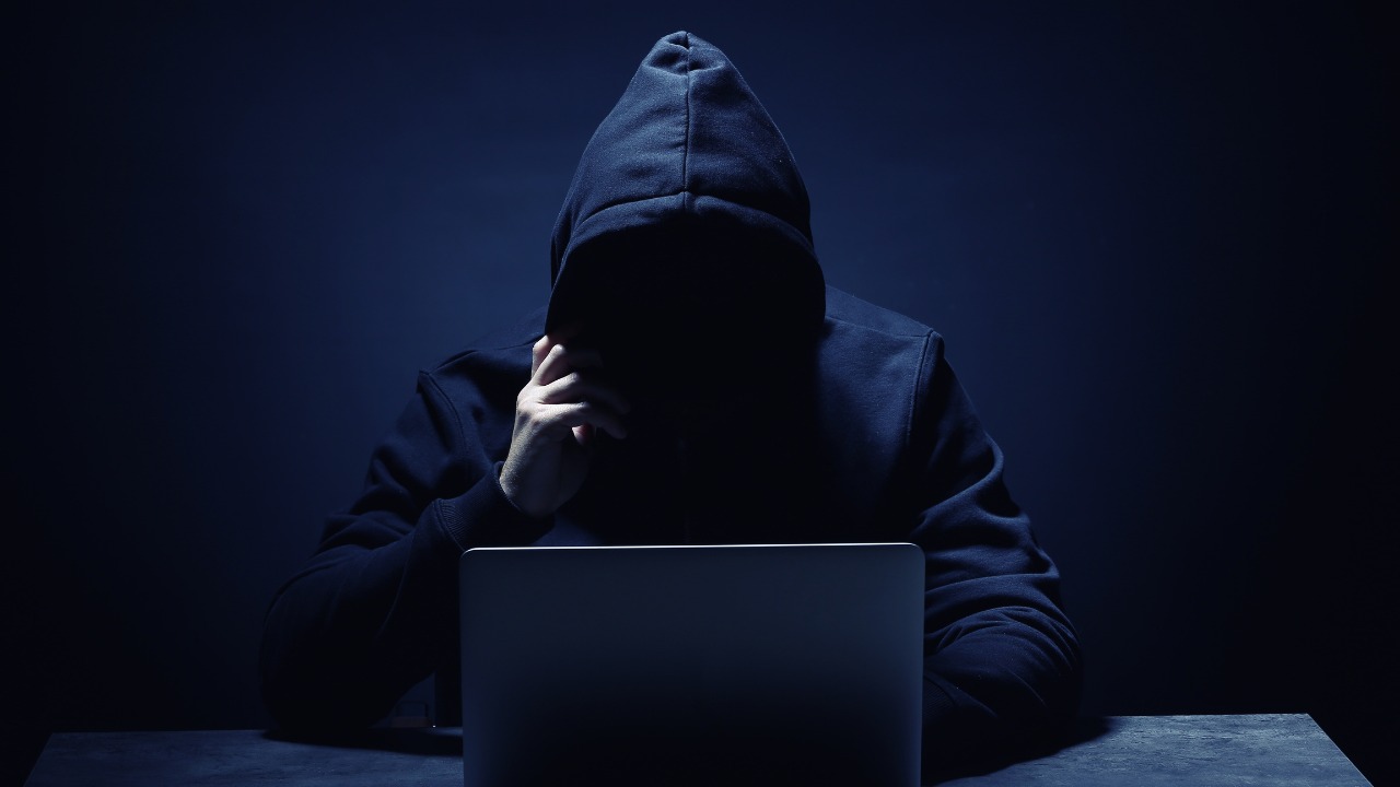 Criminosos estão utilizando aplicativos legítimos, como TeamViewer e AnyDesk, para obter acesso remoto a celulares e realizar transações bancárias em nome da vítima.