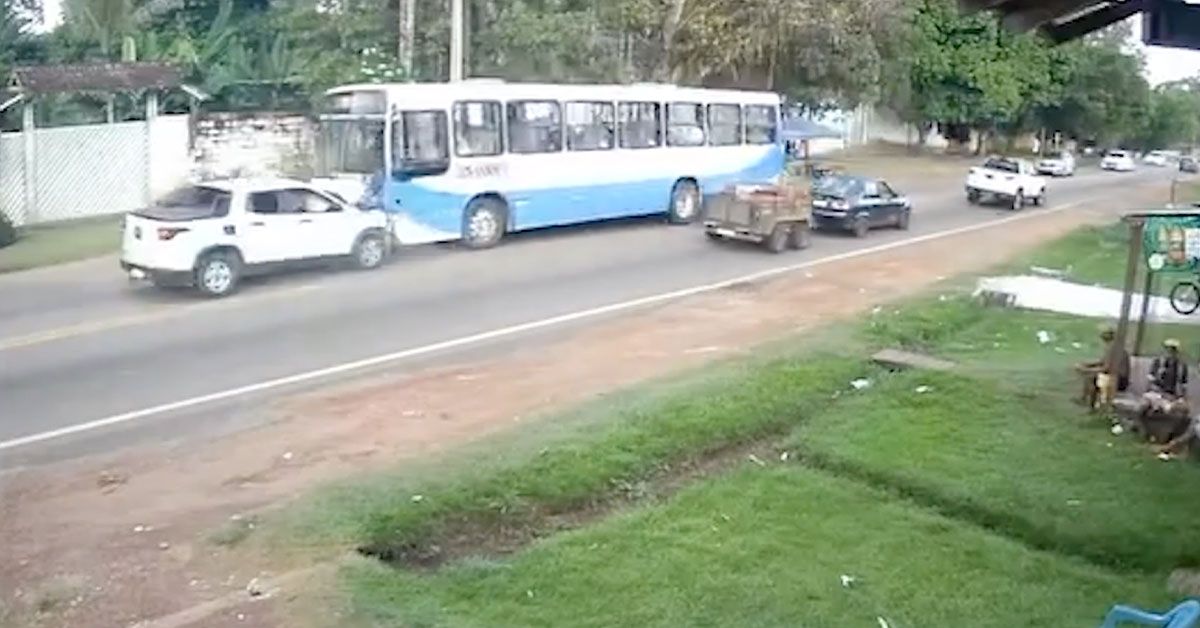 Imagem ilustrativa da notícia: Carro invade contramão e bate em ônibus em rota de Mosqueiro