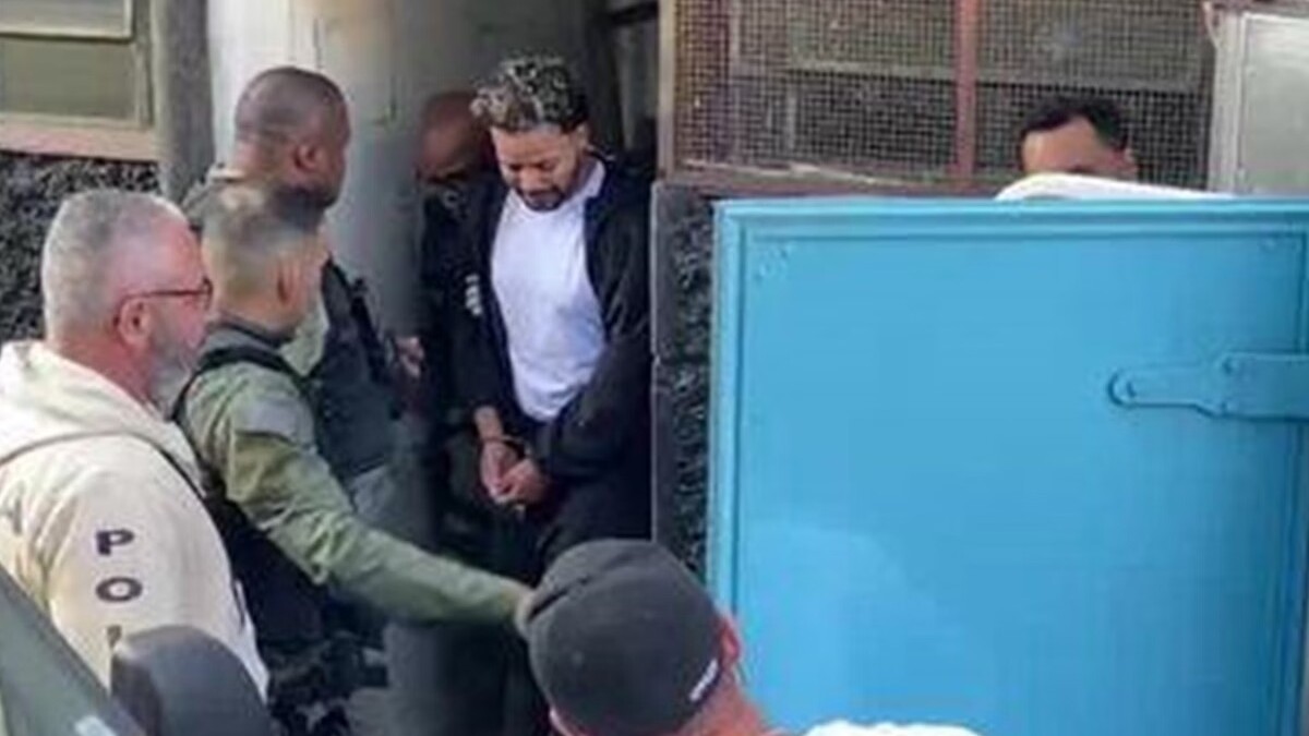 Ao ser conduzido até o veículo da polícia, o influenciador chorava, visivelmente abalado, segundo relatos de testemunhas.