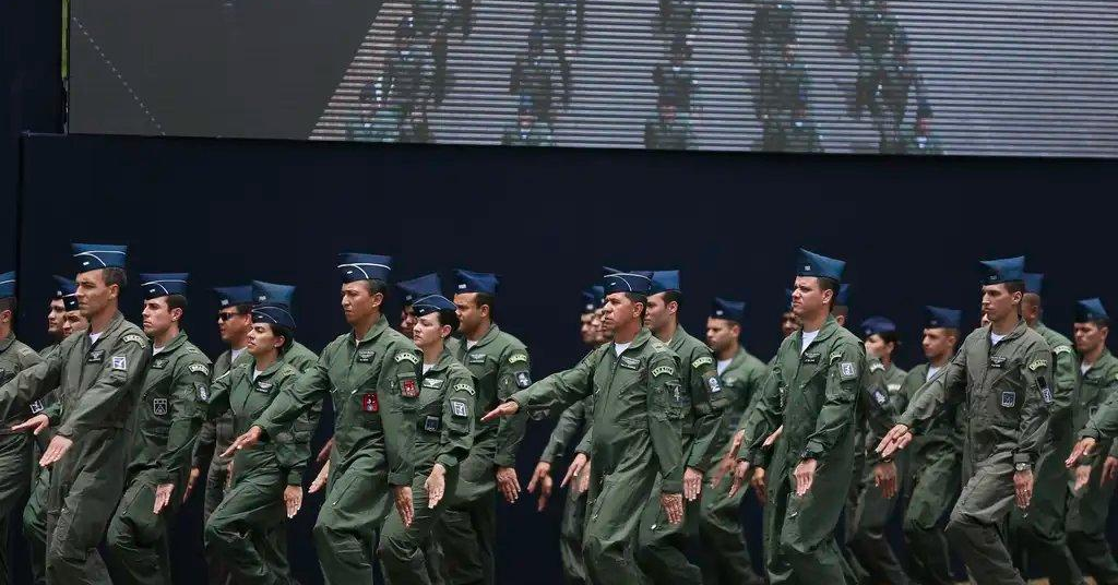 O concurso CFS Aeronáutica 2025 disponibiliza 206 vagas para candidatos de nível médio.