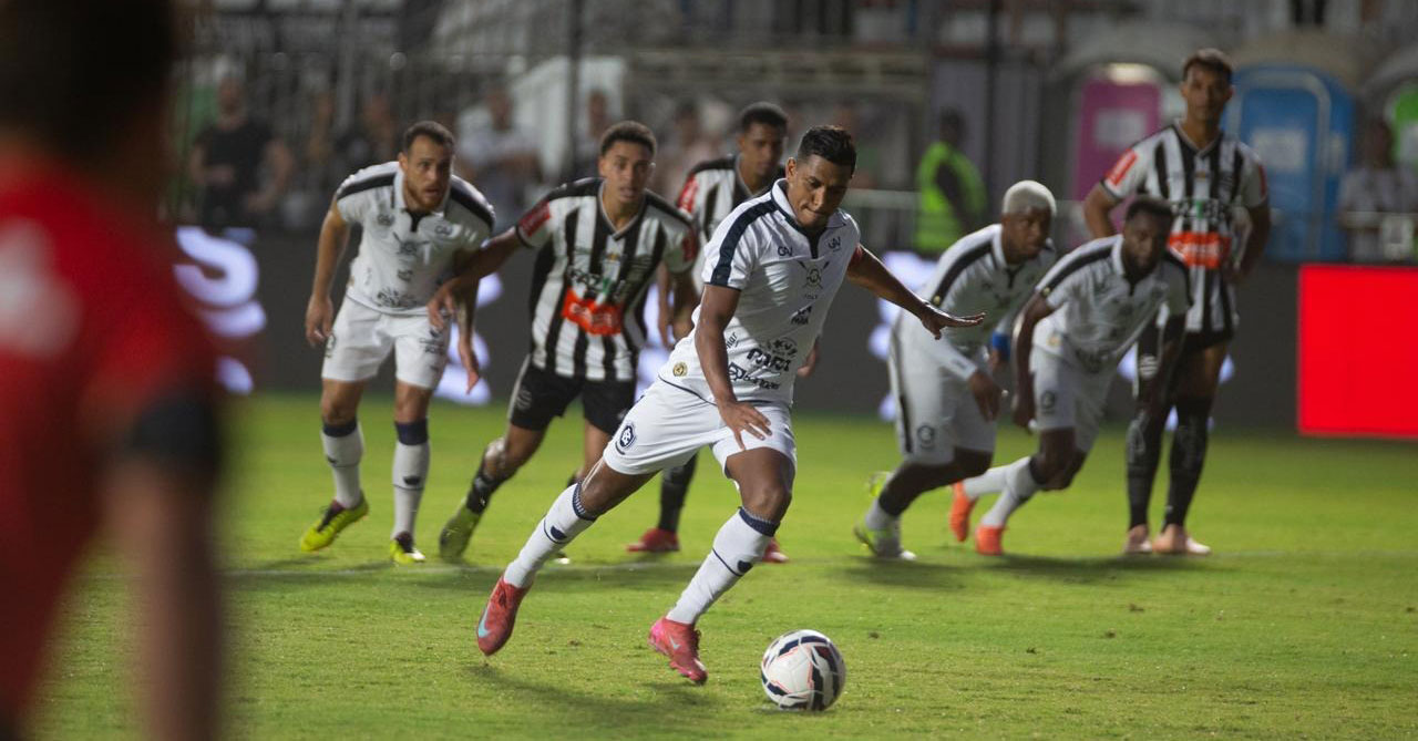 Pedro Rocha cobra o pênalti que abriu o caminho para a vidada azulina sobre o Athletic.