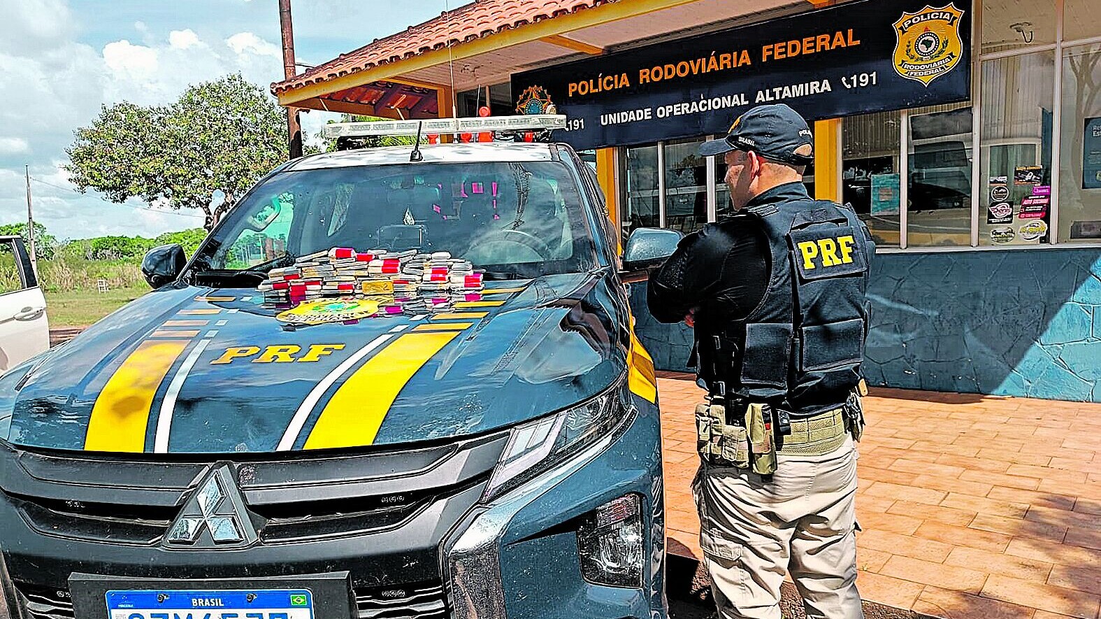 A Polícia Rodoviária Federal encontrou o ouro em uma caminhonete. Dois adultos que estavam no veículo foram encaminhados para a Polícia Federal
