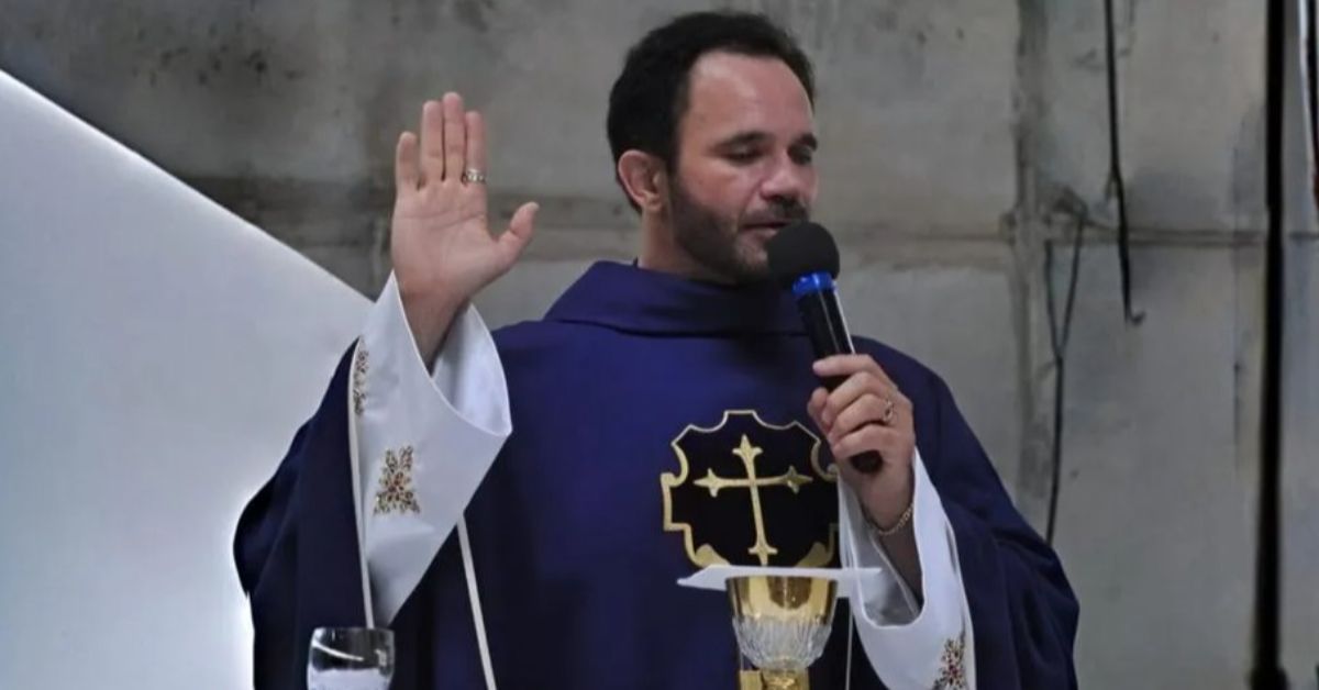 Padre é investigado por agredir idosa durante missa em São Paulo.