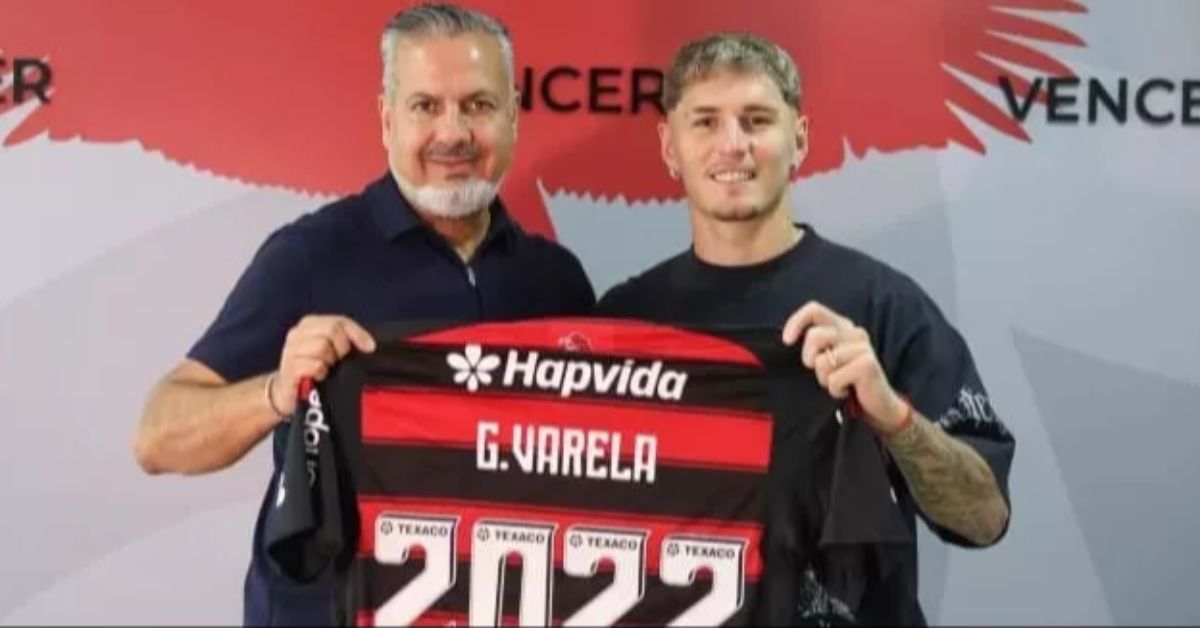 Varela ao lado do diretor de futebol José Boto