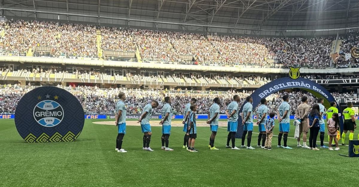 Grêmio quebra jejum fora de casa e vence Atlético-MG em jogo tumultuado
