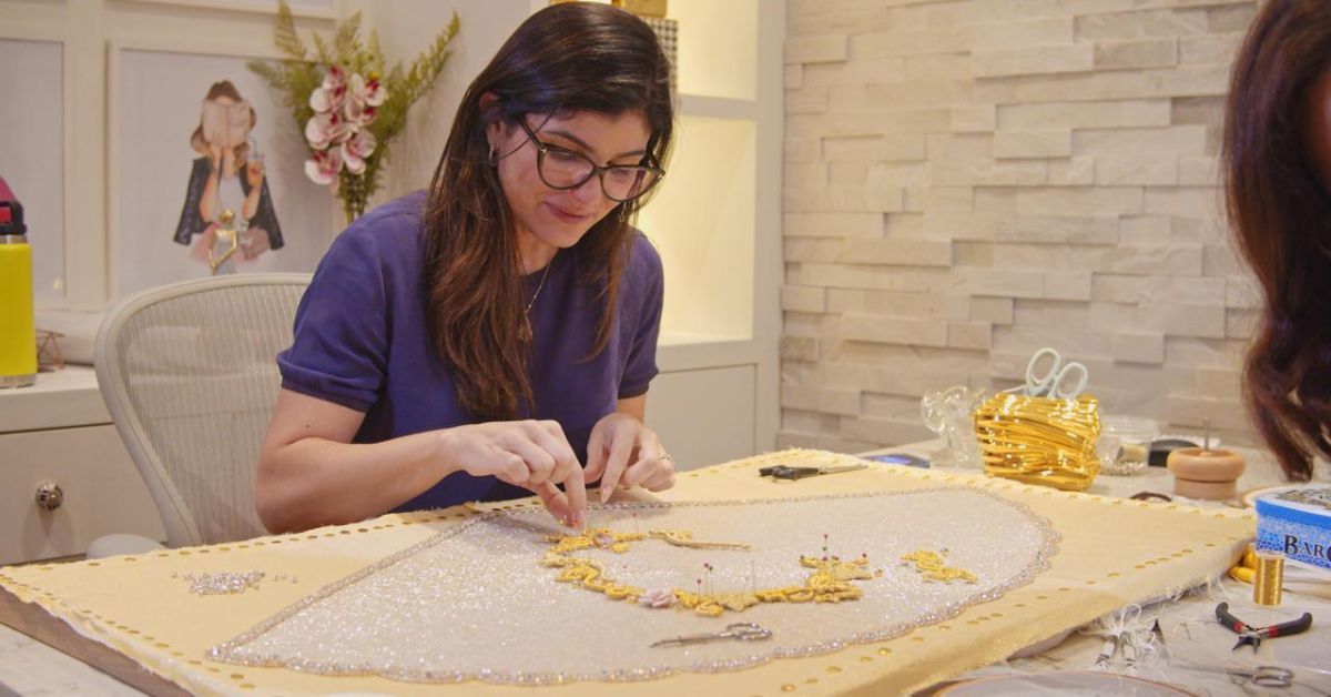 Estilista Letícia Nassar finaliza os detalhes do manto do Círio 2025, que será apresentado no dia 09 de outubro, na Basílica Santuário de Nazaré.