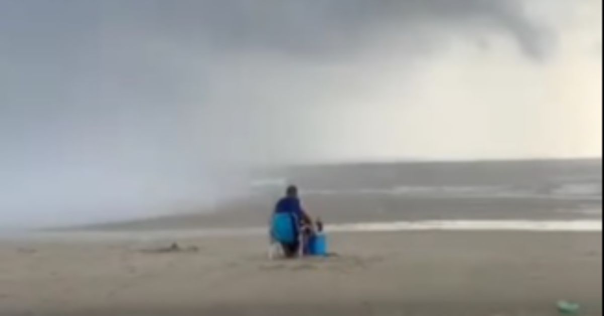 Apesar de dispersar quem estava no balneário, muitos preferiram enfrentar a tromba d'água.