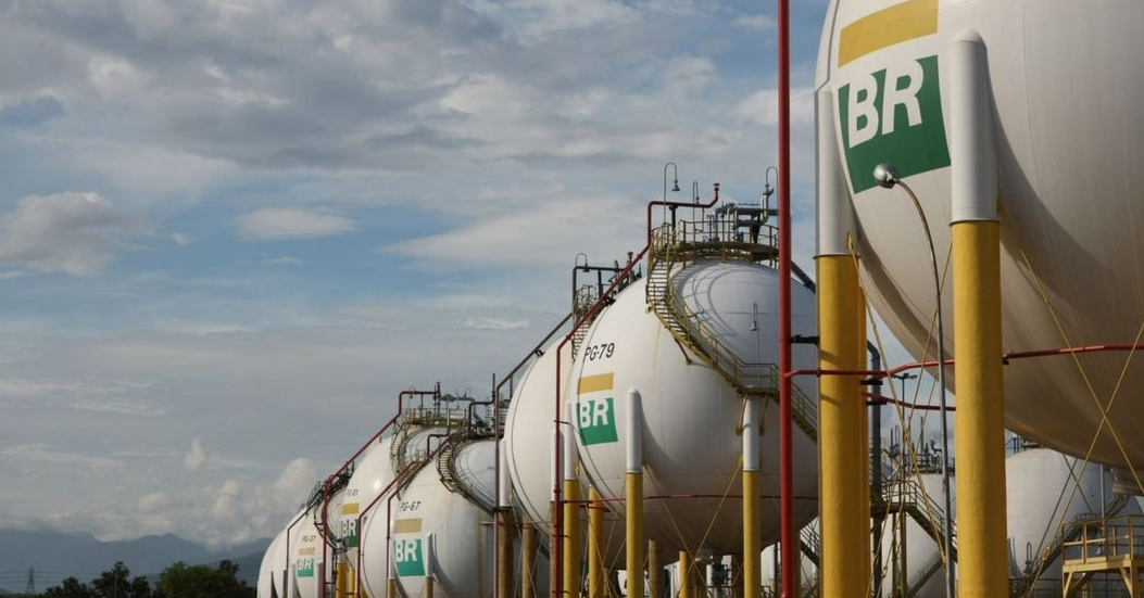 Com a meta de alcançar emissões líquidas zero até 2050, a Petrobras se posiciona como líder na transição energética do setor de petróleo e gás no Brasil.