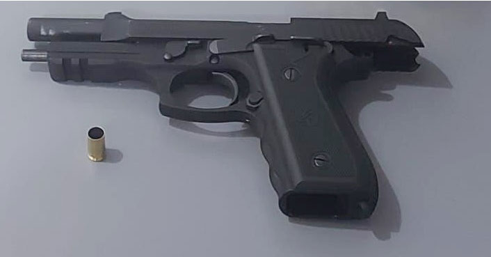A arma utilizada no disparo pertence ao próprio soldado da Polícia Militar, segundo informações da ocorrência.