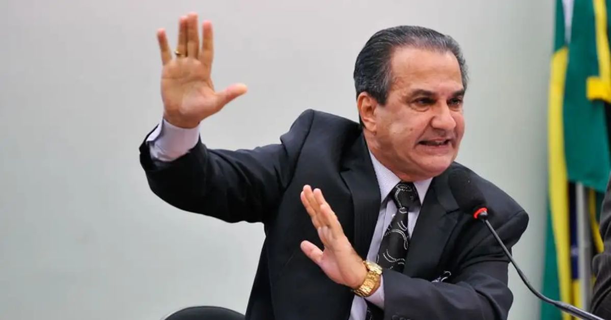 Ele teve o celular apreendido ao desembarcar no Rio de Janeiro, vindo de Portugal