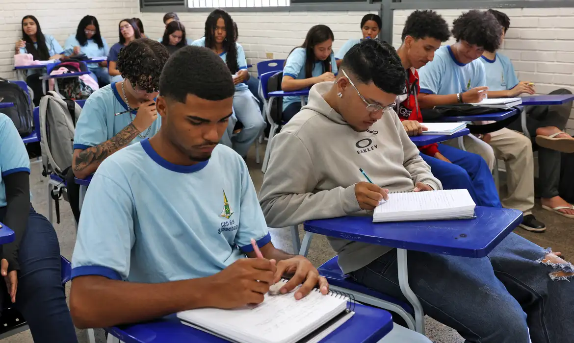 O MEC paga a 6ª parcela do programa Pé-de-Meia para estudantes nascidos em maio e junho. Confira detalhes sobre o pagamento e requisitos.