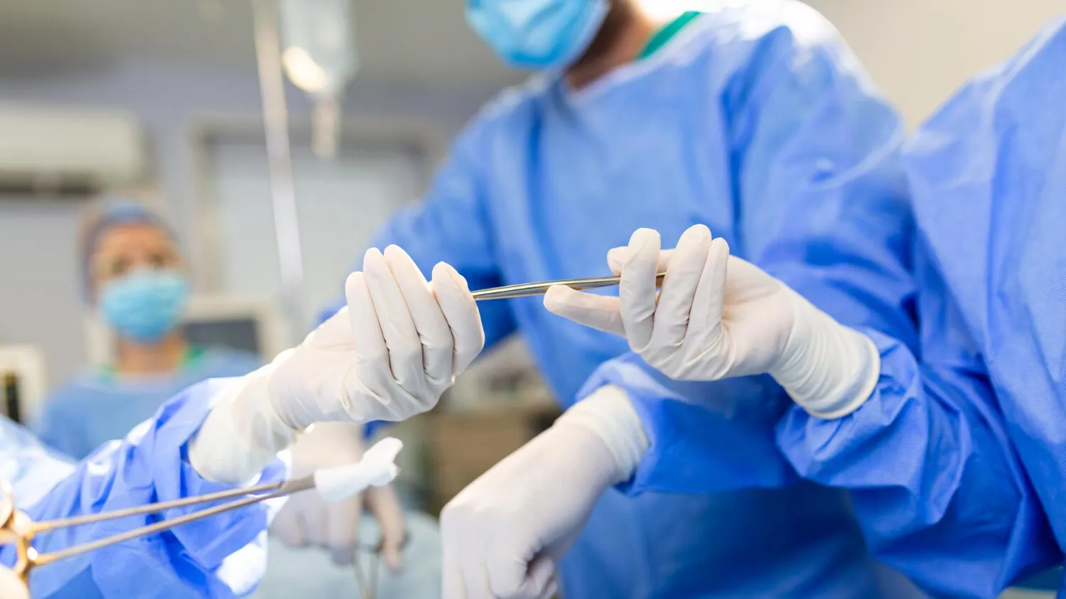Avanços em transplantes renais: FDA aprova testes com rins de porcos geneticamente modificados, oferecendo esperança a pacientes com insuficiência renal.