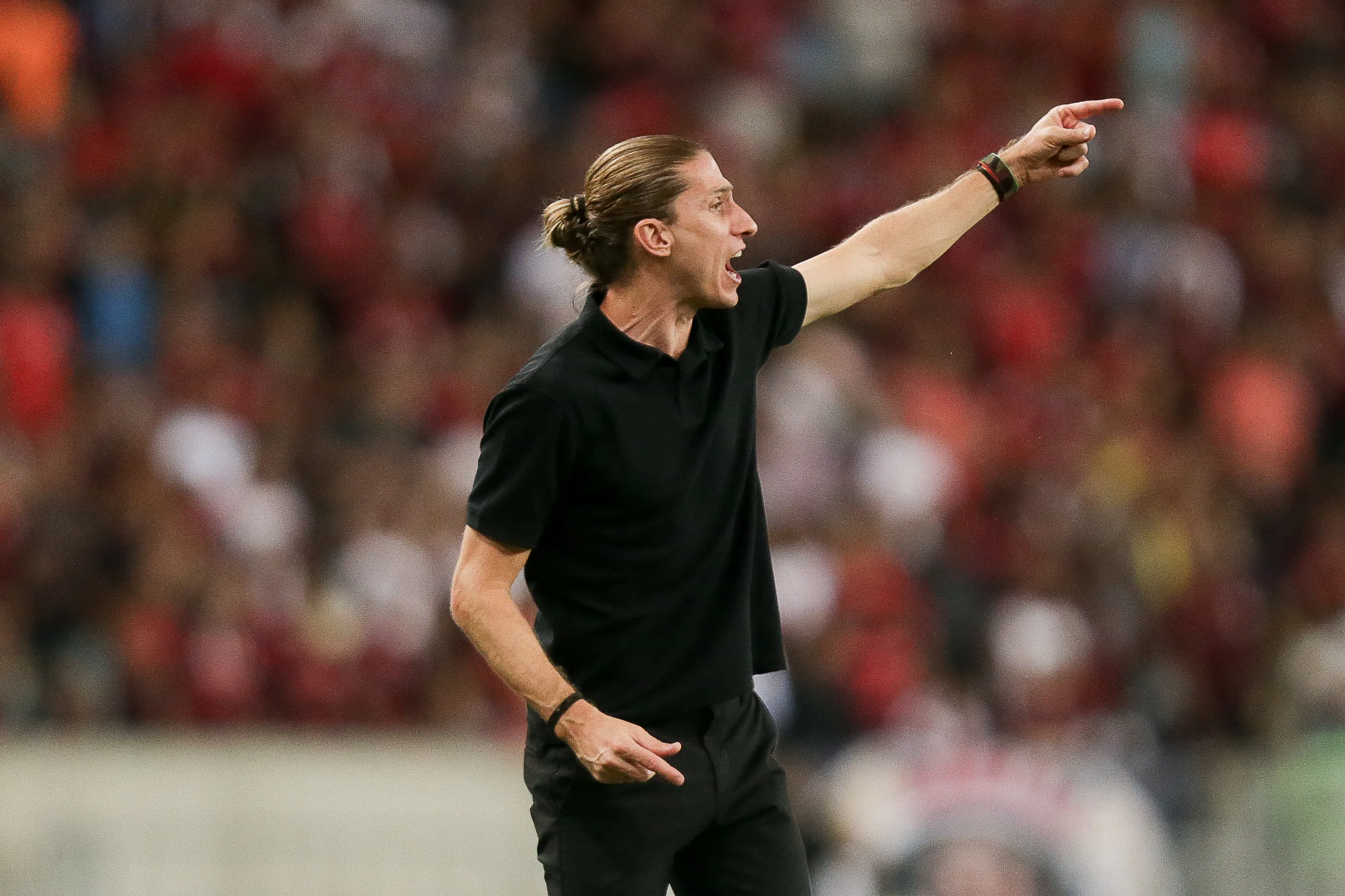 Filipe Luís assinou em 2024 como técnico com um salário inferior a de técnicos de elite no Brasil. Até agora não houve um reajuste.
