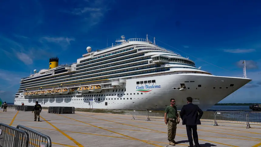 Navios de cruzeiro ancoraram no Porto de Outeiro durante a COP30.