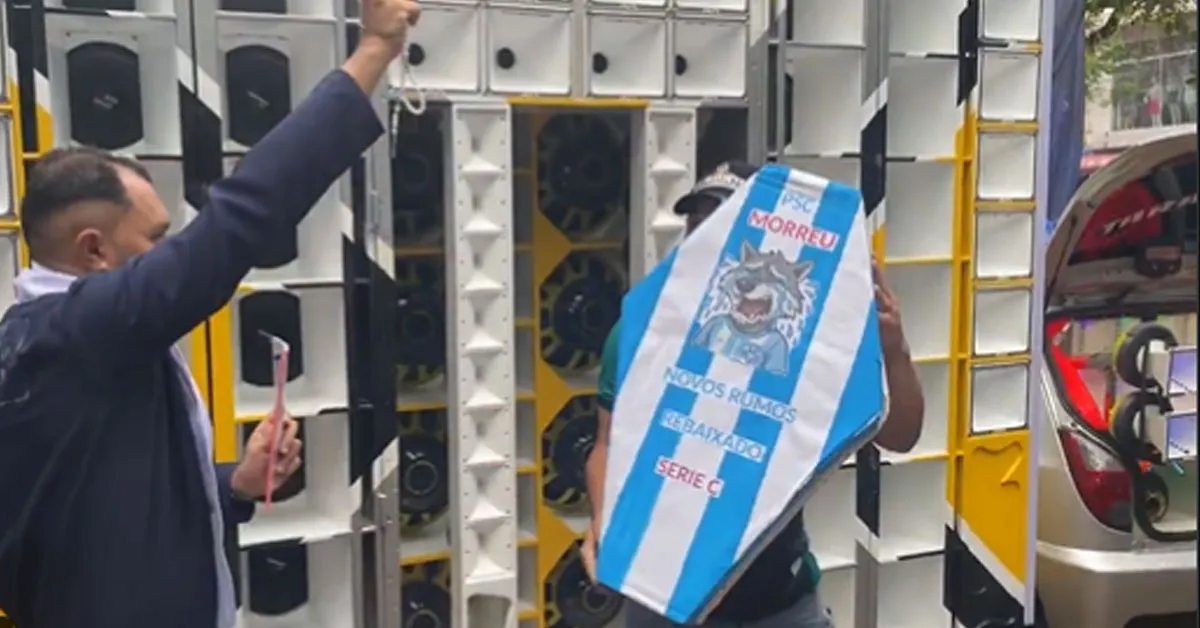 Com caixão, velas e coroas de flores, eles encenaram um “velório simbólico” do Paysandu