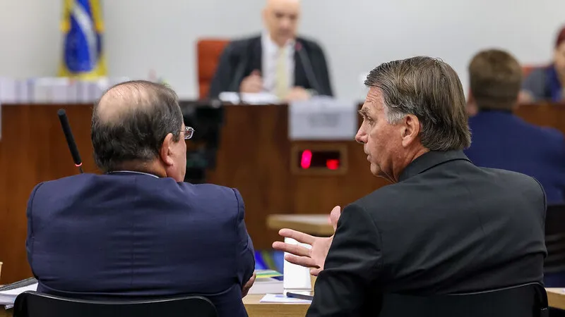 Defesa de Bolsonaro questiona delação de Mauro Cid e acesso as provas
