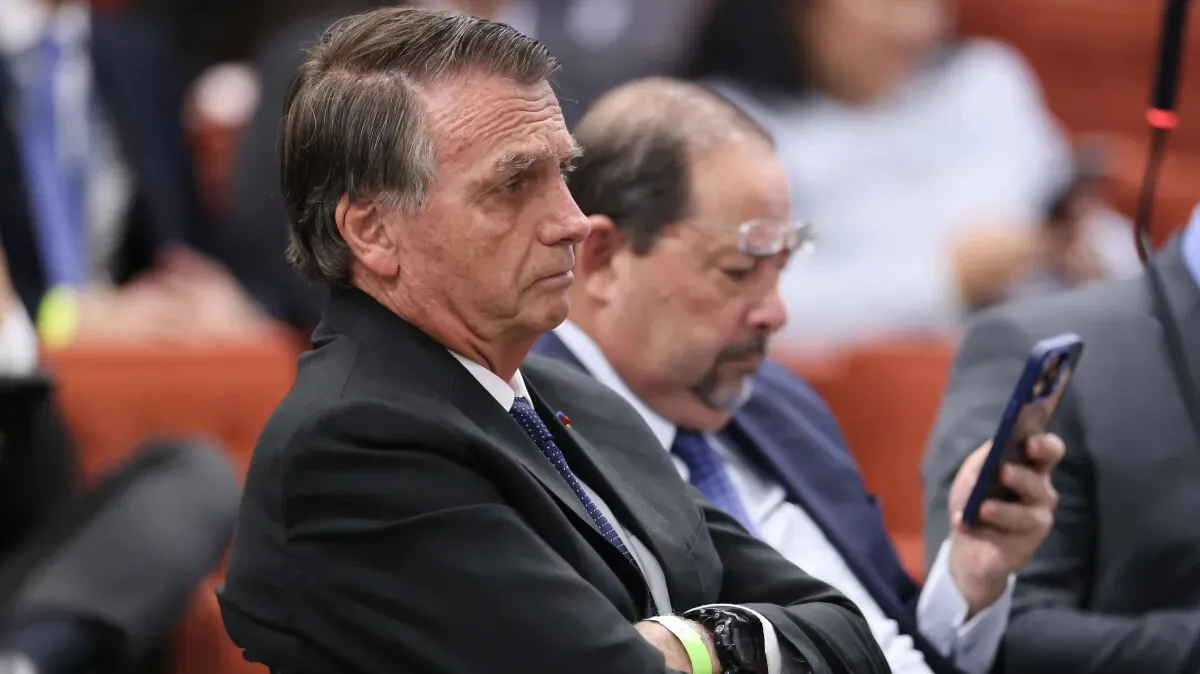 Descubra os motivos da prisão de Jair Bolsonaro e suas implicações políticas e jurídicas. Informações atualizadas sobre o caso e reações.