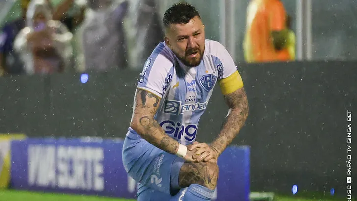 Rossi, atacante do Paysandu, teve uma trajetória marcada por lesões e desafios. Entenda sua jornada e a saída do clube em 2025.