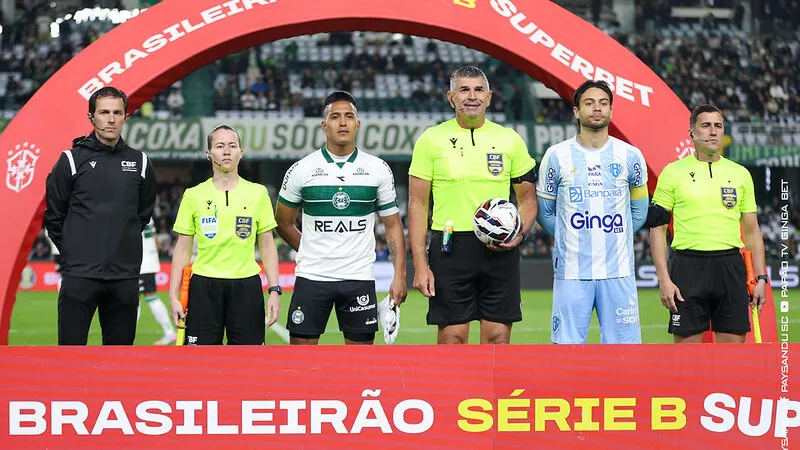 Paysandu e Coritiba se enfrentam na Curuzu em jogo decisivo da Série B. Acompanhe a emoção do rebaixamento e a luta pelo acesso ao vivo!