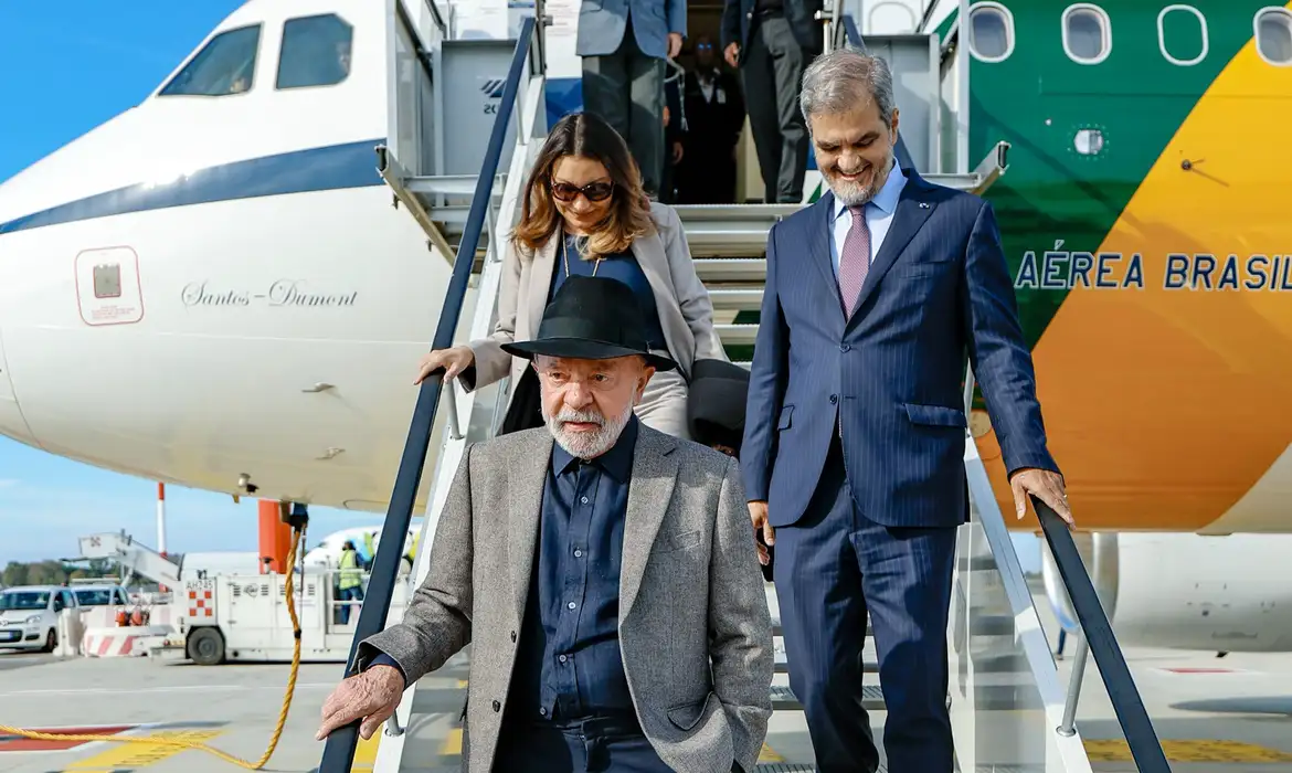 Lula participa do Fórum Mundial da Alimentação em Roma e se encontra com o Papa Leão XIV para discutir a erradicação da fome e pobreza.