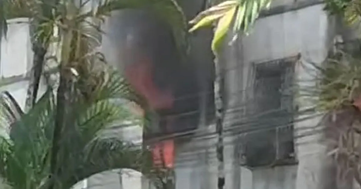 Apartamento é tomado pelas chamas. Corpo de Bombeiros foi acionado para controlar o fogo.