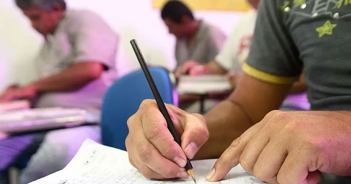 As vagas efetivas destinadas a candidatos com formação de nível médio e técnico.