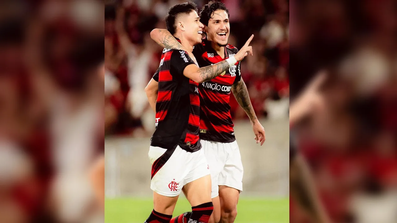 Pedro (à direita), comemora vitória, liderança e centésimo gol no Maracanã