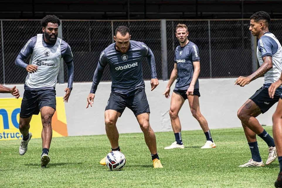 Clube do Remo se prepara para duelo contra Atlético após empate com Vila Nova e terá volta de Caio Vinícius (colete) ao time.