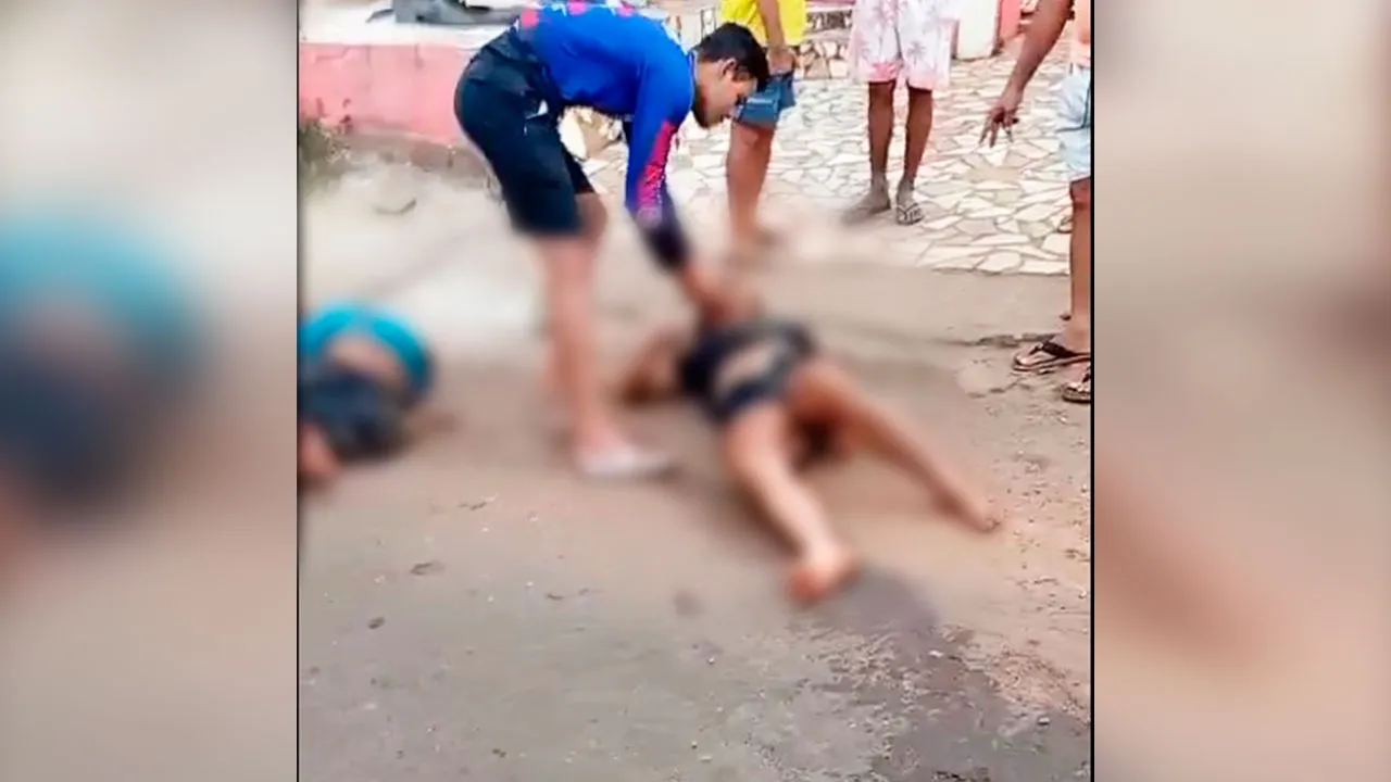 Na garupa estava um passageiro, e ambos ficaram feridos com o impacto da batida.