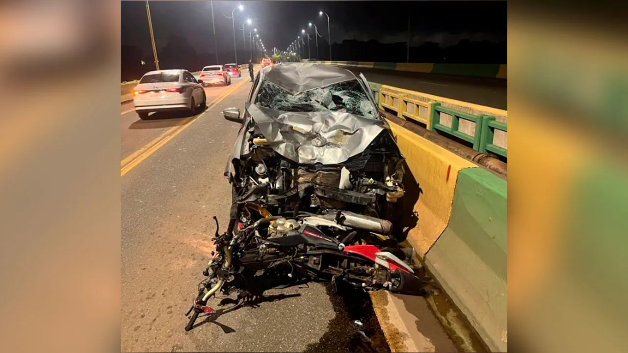 A frente do veículo ficou completamente destruído com o impacto da colisão