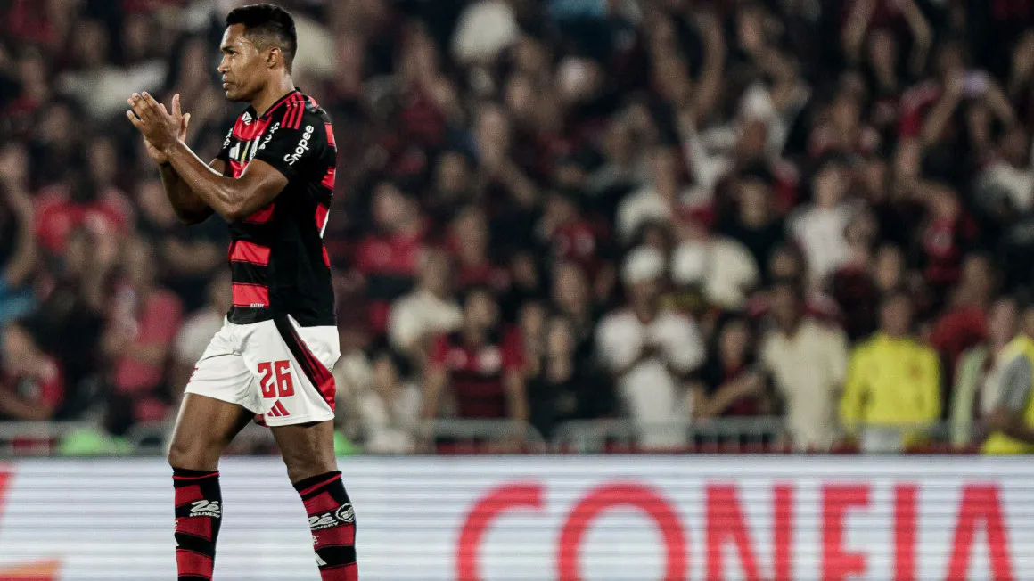 Alex Sandro sai com dores da maior goelada da história da Série A