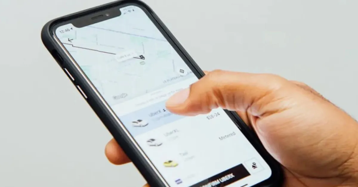 Parceria entre Nubank e Uber oferece gratuidade do serviço Uber One, com direito a cashback e descontos em corridas.