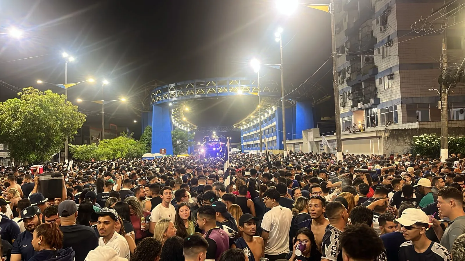 Torcida lota sambódromo da capital paraense na noite deste domingo (23)
