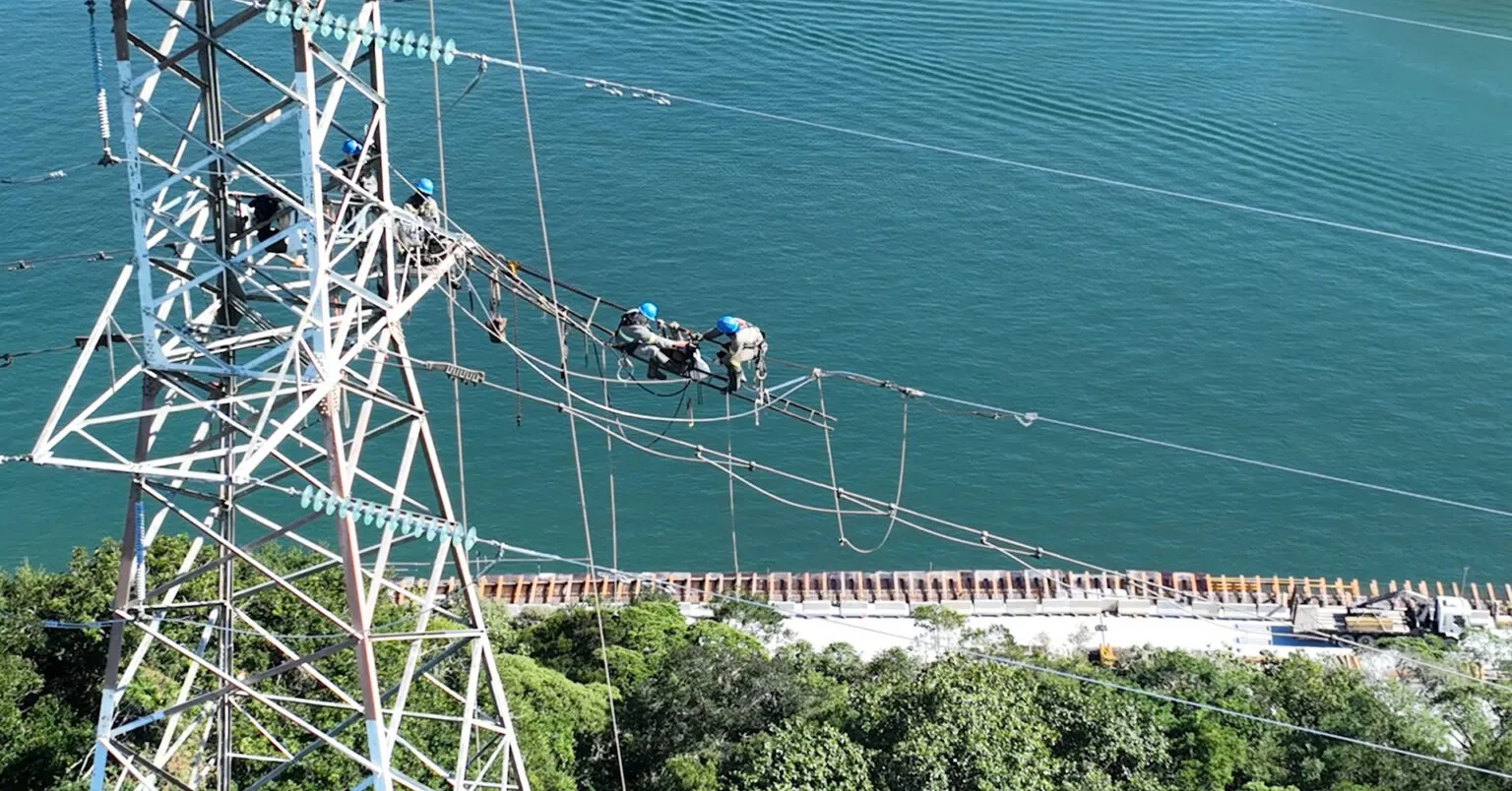 Linhas de alta tensão que cruzam a Baía de Guaratuba (PR) recebem cabos elétricos de alumínio com núcleo de fibra de carbono (ACFR).  Divulgação Copel.