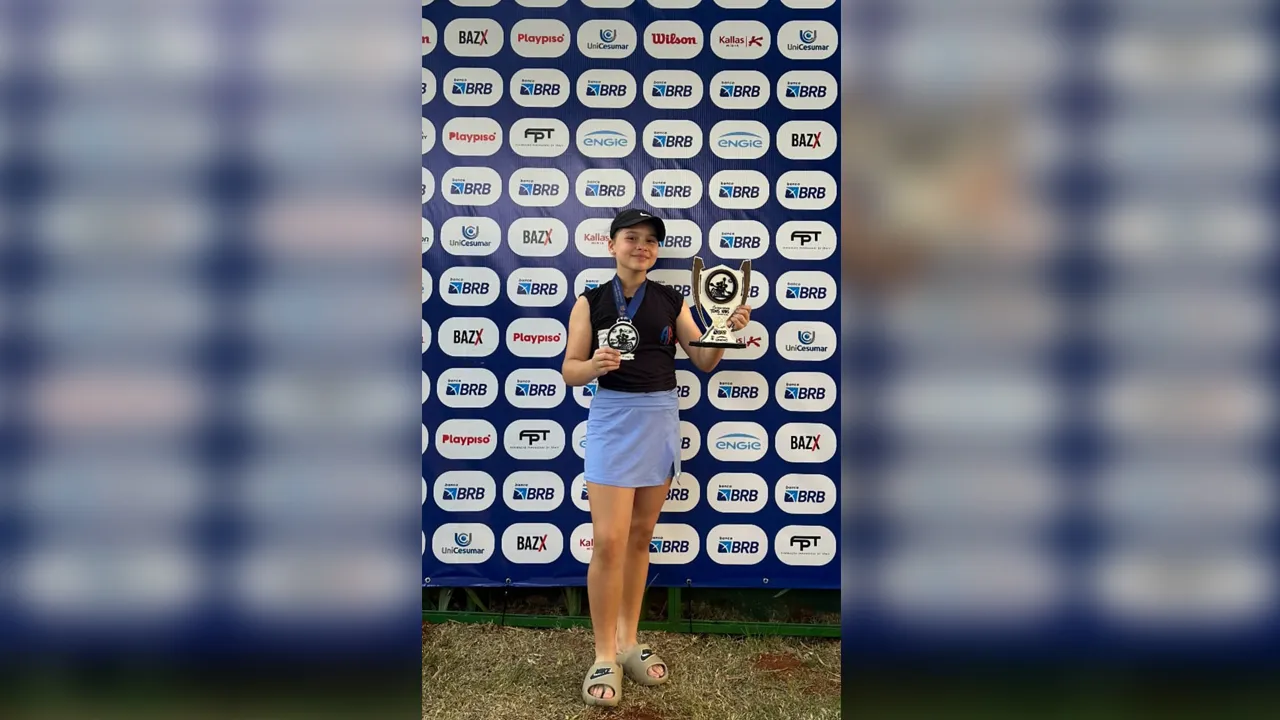 A jovem Maria Antônia exibe troféu conquistado na categoria simples neste sábado, 23