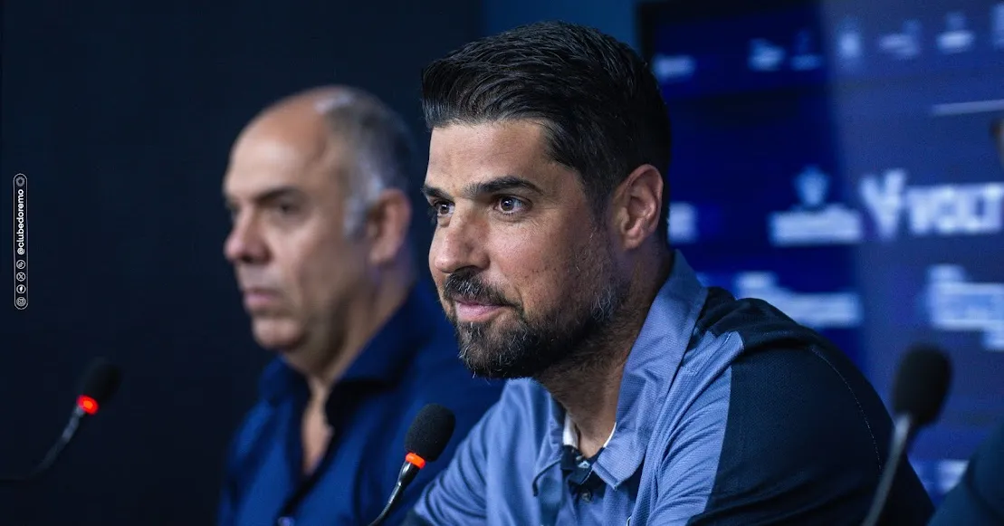 António Oliveira tem respaldo de Marcos Braz (fundo)