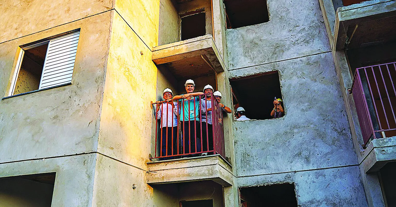 O ministro Jader Filho durante vistoria dos apartamentos do residencial São José Operário, que contarão com varandas