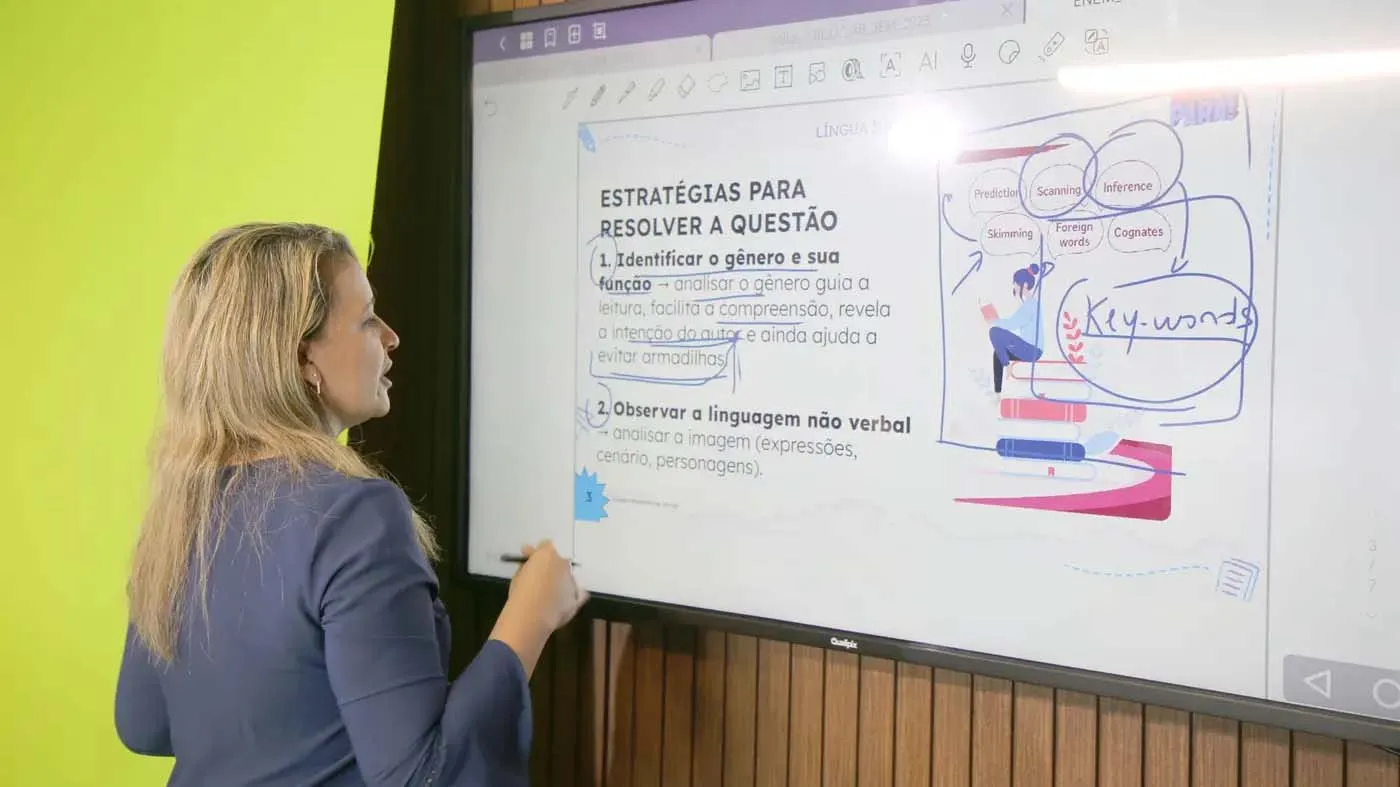 As aulas são transmitidas na televisão aos alunos