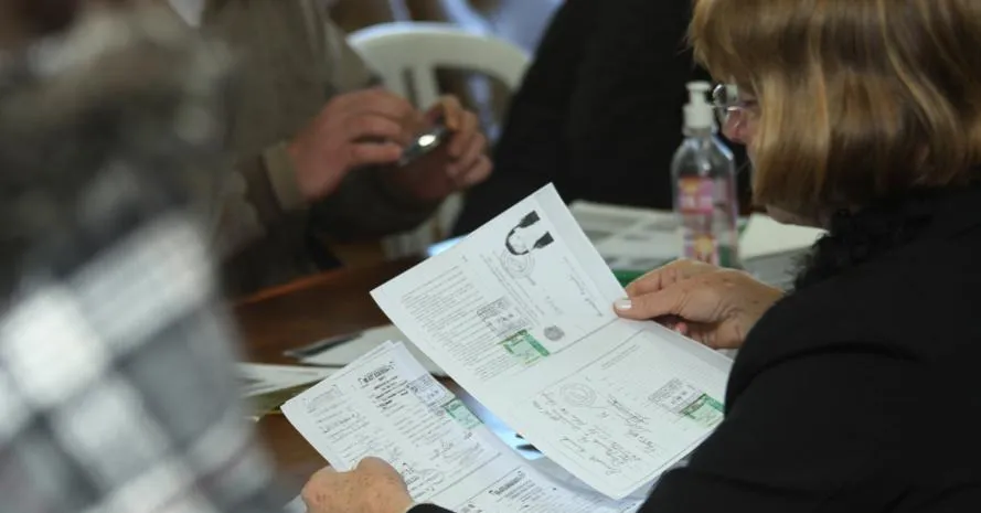 O envio deve ser feito em formato de imagem ou PDF do documento original ou cópia autenticada.