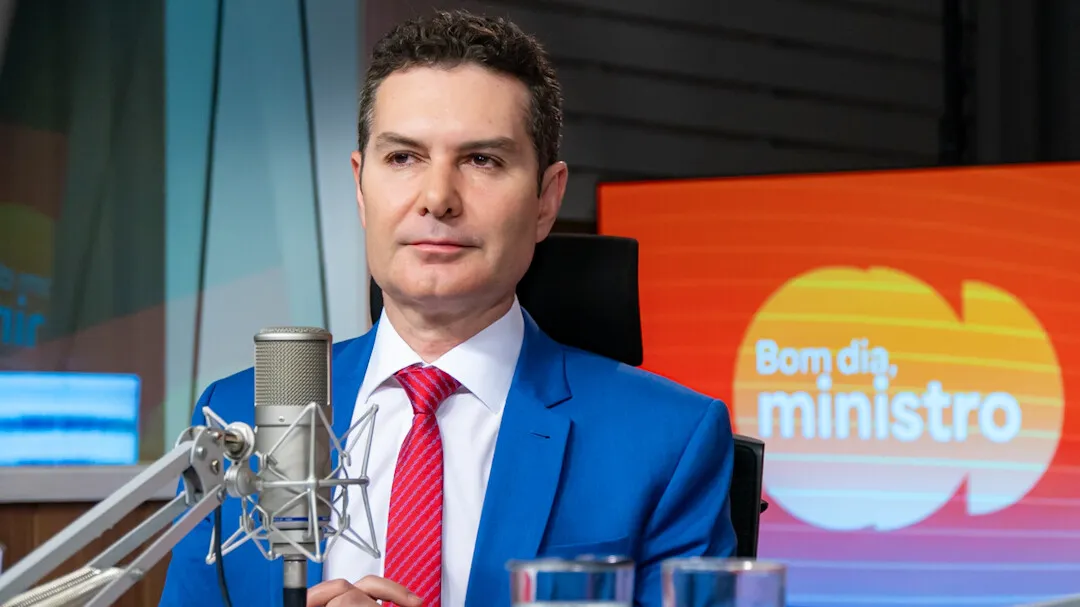 O ministro das Cidades, Jader Filho, explica o funcionamento do programa Reforma Casa Brasil, durante sua participação no Bom Dia, Ministro.