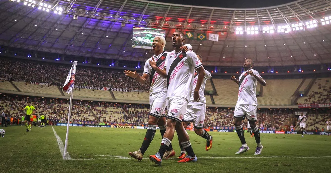 Rayan (direita) voltou a marcar e comemora o gol com Cauan Barros (esquerda)