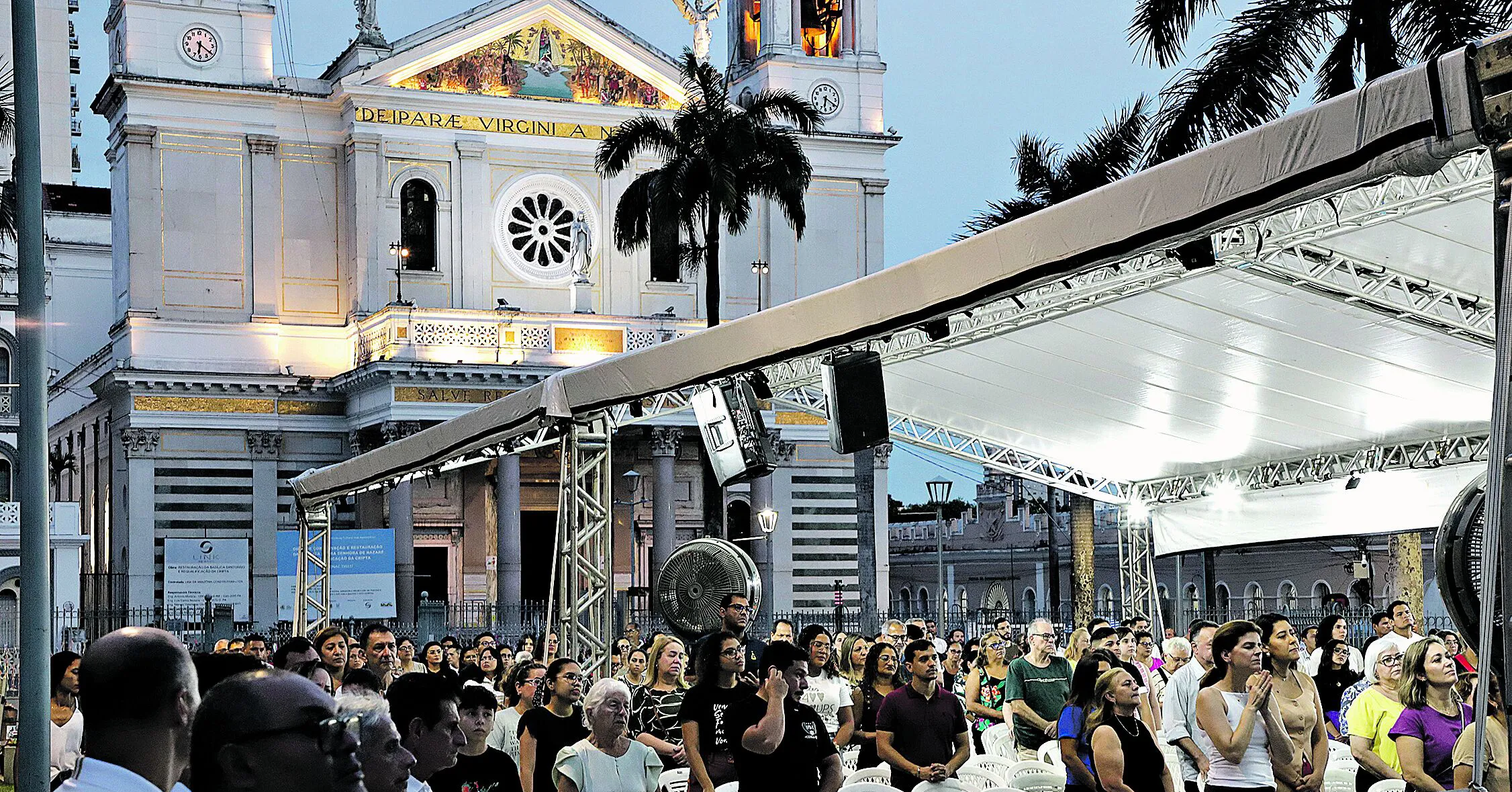 Basílica está fechada desde a última segunda-feira. Enquanto não é reaberta, as missas estão sendo celebradas na Praça Santuário, com a presença de muitos devotos, como Marta Pessoa