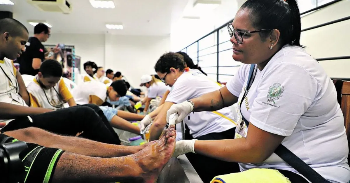 Neste ano são mais de 500 voluntários distribuídos em 14 equipes de trabalho na Casa de Plácido em cinco frentes de trabalho: cozinha, lava-pés, limpeza, saúde e massagem.